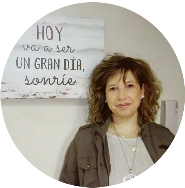 Psicóloga María Isabel Gómez Armentero sonriendo junto a un cartel motivacional que dice "Hoy va a ser un gran día, sonríe".