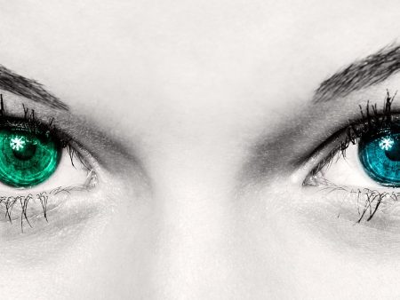 Primer plano de ojos en blanco y negro con colores brillantes en el iris, simbolizando la mirada introspectiva.