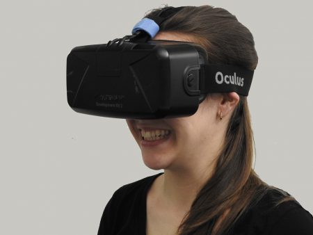 Mujer utilizando gafas de realidad virtual como parte de una terapia de realidad virtual.